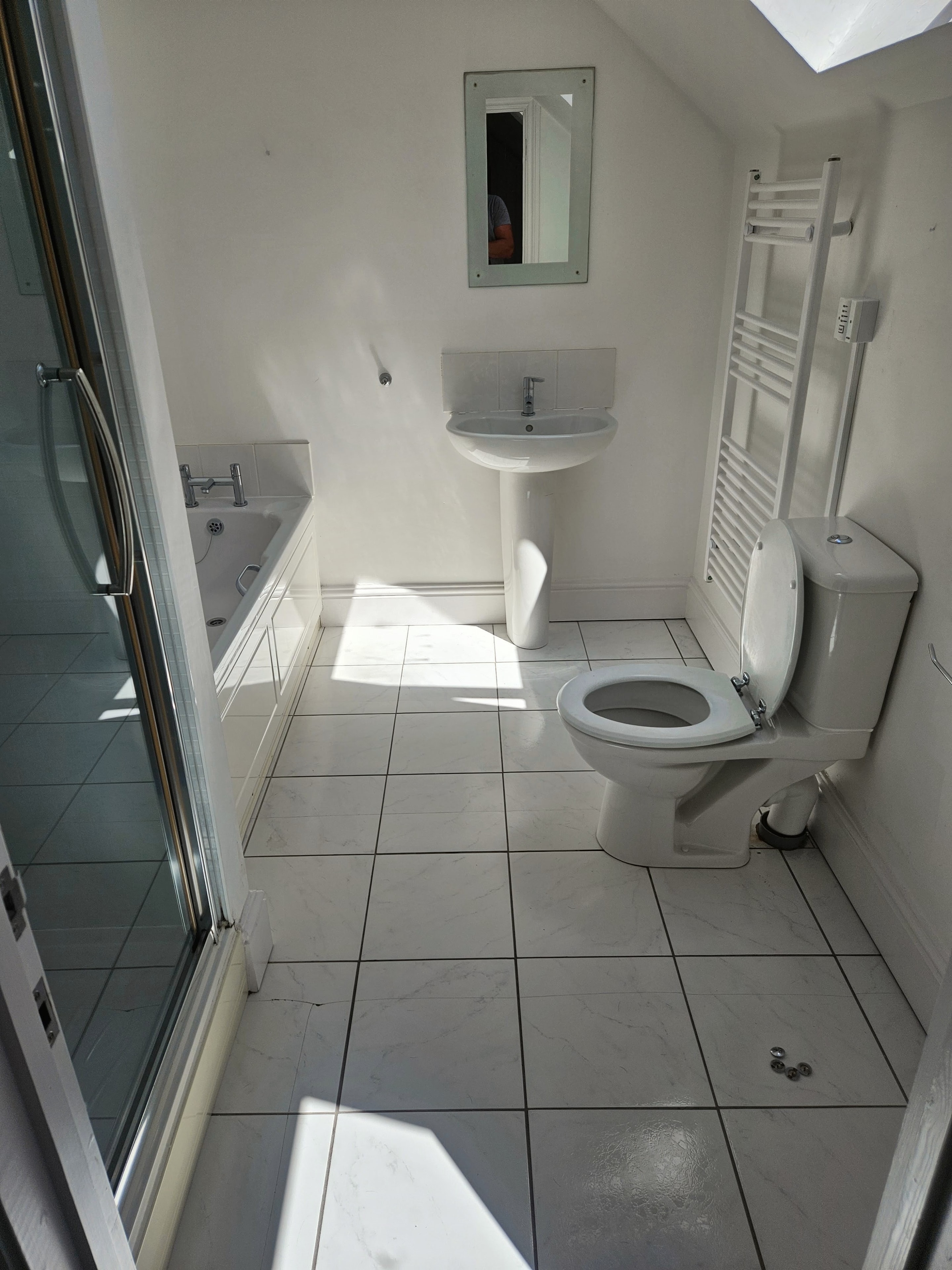 Bathroom before reconditioning